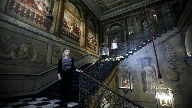 Une employée descend un des escaliers du palais de Kensington. Une employée descend un des escaliers du palais de Kensington.