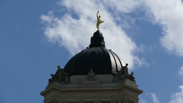 Une statue dorée trône sur la toiture du Palais législatif du Manitoba. 