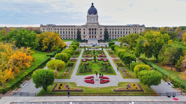 Une vue aérienne sur le Palais législatif de Regina en automne.