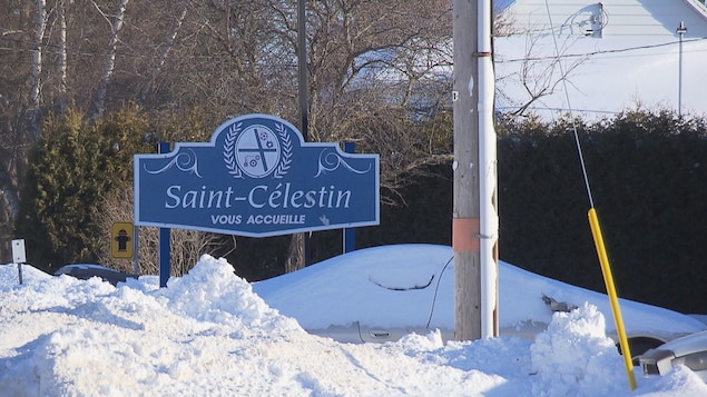 Une pancarte sur laquelle on peut lire : Saint-Célestin vous accueille.