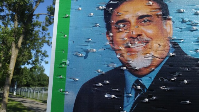 تظهر جليا على الصورة طلقات الرصاص البلاستيكي التي صوّبت على وجه المرشح المستقل علي دهان في مدينة كيبيك/راديو كندا