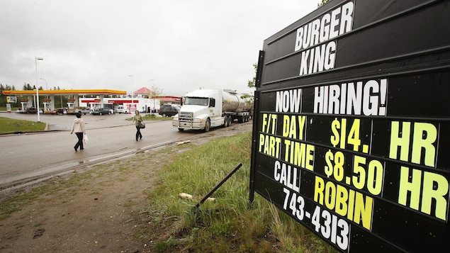Un cartel frente al restaurante Burger King de Fort McMurray que data de 2006. En él se lee: "Estamos contratando. Salario 14 $/hora".