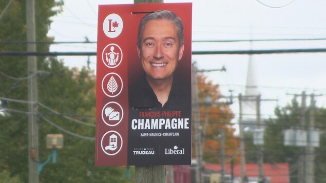 Pancarte électorale du député libéral sortant dans Saint-Maurice-Champlain, François-Philippe Champagne, sur un poteau.