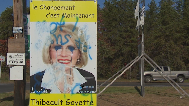 Pancarte électorale où le visage de la candidate a été gribouillé, à Trois-Rivières Pancarte électorale où le visage de la candidate a été gribouillé, à Trois-Rivières
