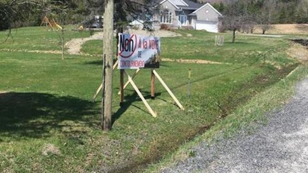 Une affiche sur laquelle il est écrit « Non à la voie de contournement ». Une affiche sur laquelle il est écrit « Non à la voie de contournement ».