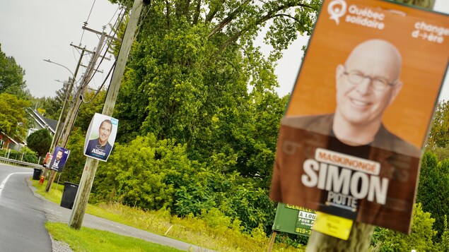 Des pancartes de Simon Allaire, de la Coalition avenir Québec, de Dominique Gélinas du Parti québécois et de Simon Piotte de Québec solidaire.