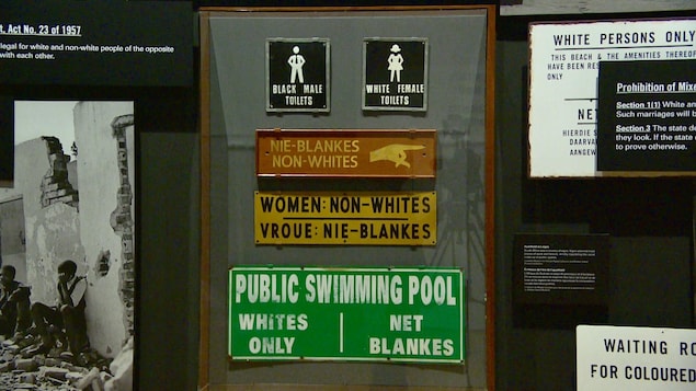 Des pancartes où on peut lire "Toilettes pour les hommes noirs" ou "Toilettes pour les femmes blanches". Des pancartes où on peut lire "Toilettes pour les hommes noirs" ou "Toilettes pour les femmes blanches".