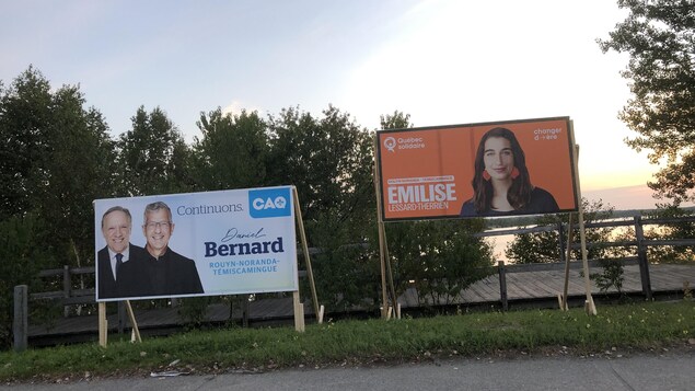 Des pancartes de deux candidats aux élections d'octobre prochain à Rouyn-Noranda.
