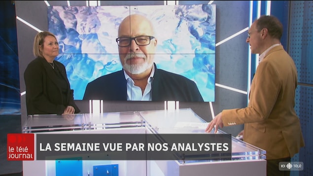 Deux personnes discutent sur un plateau de télé. Une troisième personne est présente par visioconférence sur un grand écran.