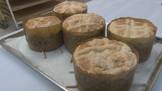 Des panettones sortis du four.
