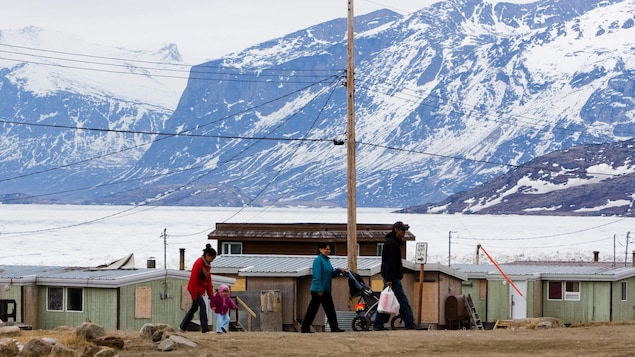 Une famille se promène dans la communauté de Pangnirtung, au Nunavut.


