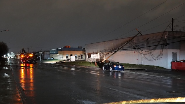 Pannes causées par les vents violents dans l’ouest du Québec : la situation s’améliore