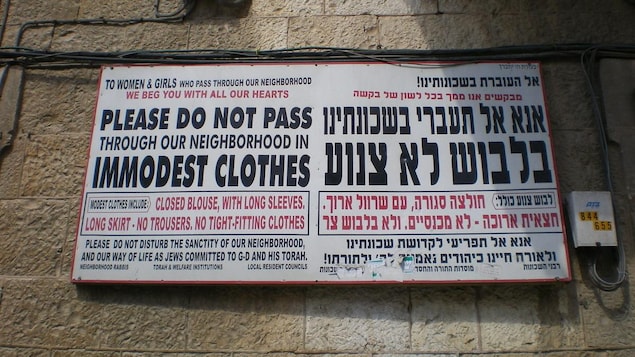 Deux affiches, une en hébreu, l'autre en anglais, sur un mur de Jérusalem. Deux affiches, une en hébreu, l'autre en anglais, sur un mur de Jérusalem.