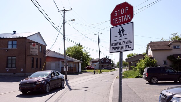 Des panneaux signalétiques en Kanien'kéha, la langue mohawk, ont été installés à plusieurs endroits à Kahnawake. Ils sont l'oeuvre de Callie Karihwiióstha Montour. Des panneaux signalétiques en Kanien'kéha, la langue mohawk, ont été installés à plusieurs endroits à Kahnawake. Ils sont l'oeuvre de Callie Karihwiióstha Montour.