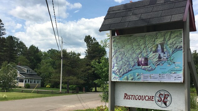 Panneau à l'entrée de la municipalité de Ristigouche-Sud-Est Panneau à l'entrée de la municipalité de Ristigouche-Sud-Est