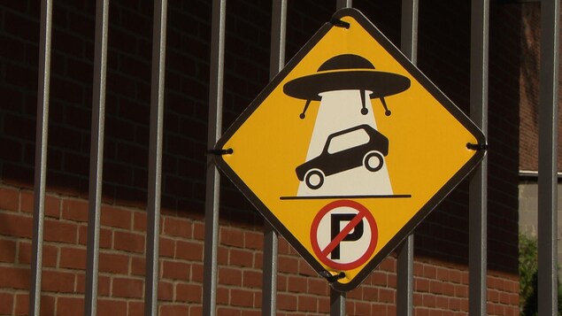 Un panneau d'interdiction de stationnement humoristique, sur le Plateau-Mont-Royal, à Montréal. Un panneau d'interdiction de stationnement humoristique, sur le Plateau-Mont-Royal, à Montréal.