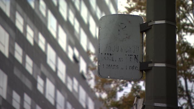 Un panneau de stationnement usé rendu illisible à Montréal. Un panneau de stationnement usé rendu illisible à Montréal.