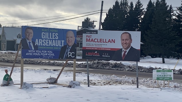 Trois panneaux électoraux sont disposés sur un terre-plein. De gauche à droite, Gilles Arsenault, Pat MacLellan et Jason Charette.