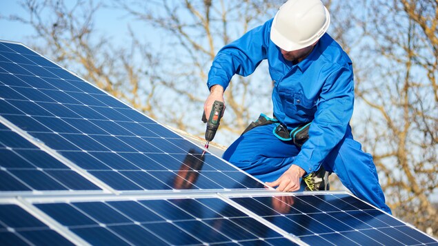 L’Alberta institue les premiers frais de recyclage sur les panneaux solaires au Canada