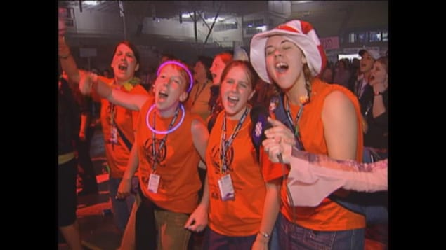 Quatre adolescents chantent.