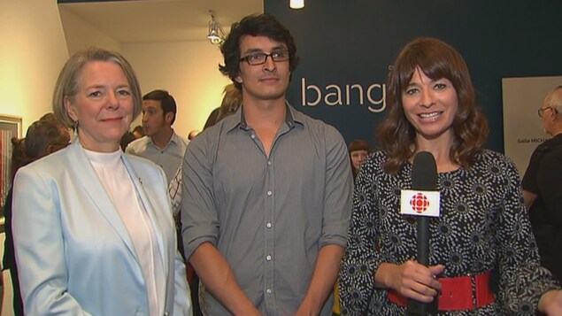La députée Mireille Jean, l'artiste Paolo Almario et la journaliste Julie Larouche.