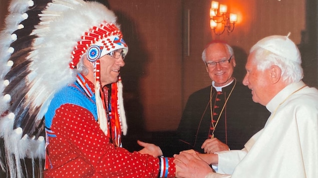 La rencontre entre le pape Benoit XVI et une délégation autochtone au Vatican, en 2009. On y voit le chef national de l’Assemblée des Premières Nations de l'époque, Phil Fontaine.