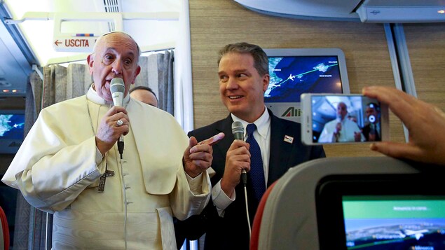 Le pape François parle aux journalistes à bord de l'avion qui l'amène au Chili et au Pérou. Le pape François parle aux journalistes à bord de l'avion qui l'amène au Chili et au Pérou.