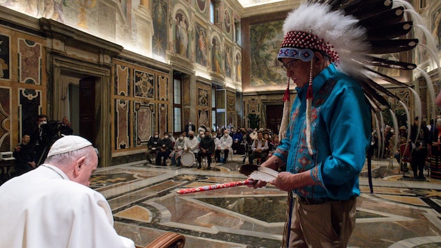 Le pape incliné devant un représentant autochtone à la salle Clémentine du Palais apostolique.