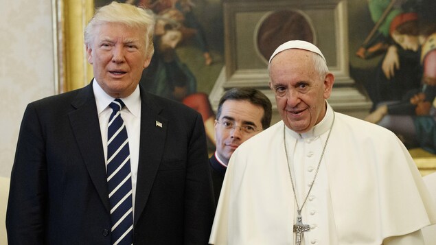 Le président des États-Unis pose pour les médias en compagnie du pape François.