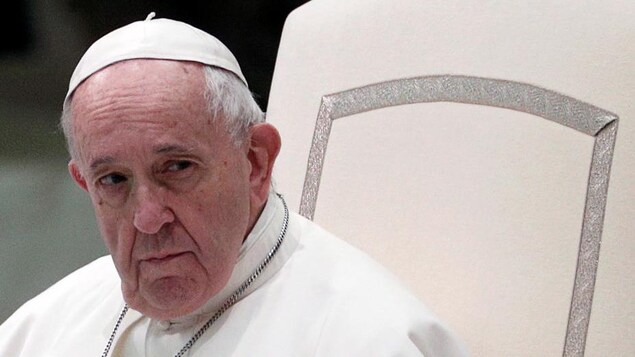 Gros plan du pape François, vêtu de blanc