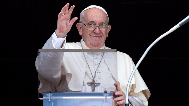 البابا فرنسيس محيياً المؤمنين (لا نراهم في الصورة).