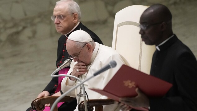 Le pape François assis, la tête penchée.
