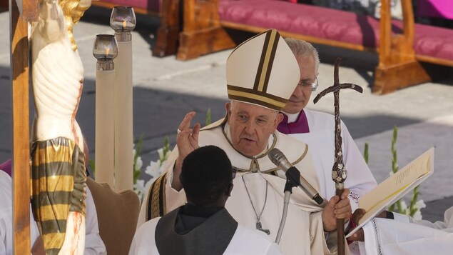 Le pape en pleine célébration, en compagnie de cardinaux.