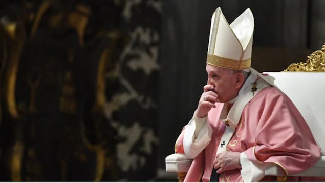 Le pape François songeur.