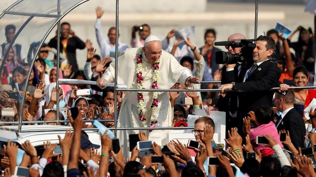 Le pape salue la foule. Le pape salue la foule.