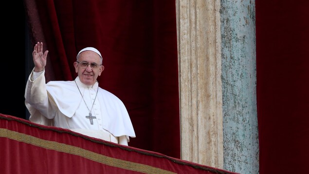 Le pape François livre sa bénédiction urbi et orbi au monde entier, du balcon de la Basilique Saint-Pierre de Rome.