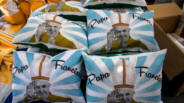 Des oreillers à l'effigie du pape François sont à vendre à Santiago au Chili avant son arrivée au pays. Des oreillers à l'effigie du pape François sont à vendre à Santiago au Chili avant son arrivée au pays.