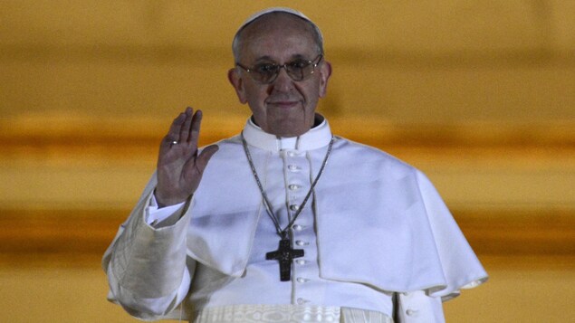 Le pape François salue la foule. Le pape François salue la foule.