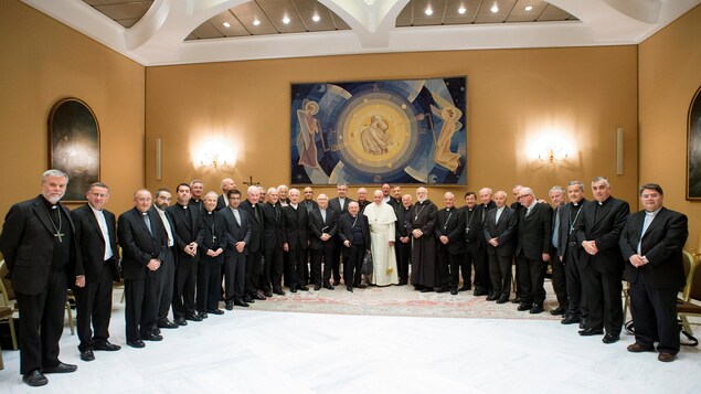 Le pape François est entouré des membres de la conférence épiscopale chilienne.