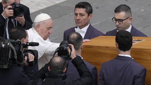 Le Vatican rend un dernier hommage à Benoît XVI
