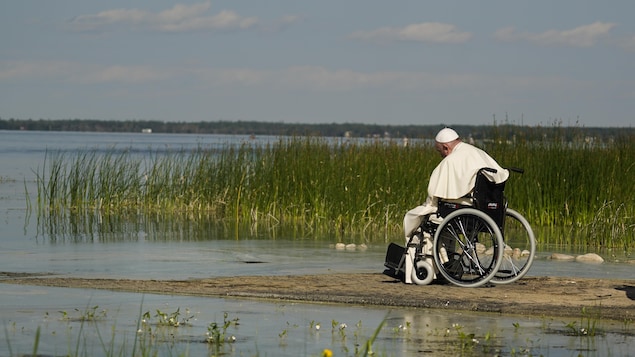 Le pape François, seul dans son fauteuil roulant devant le lac Ste. Anne.