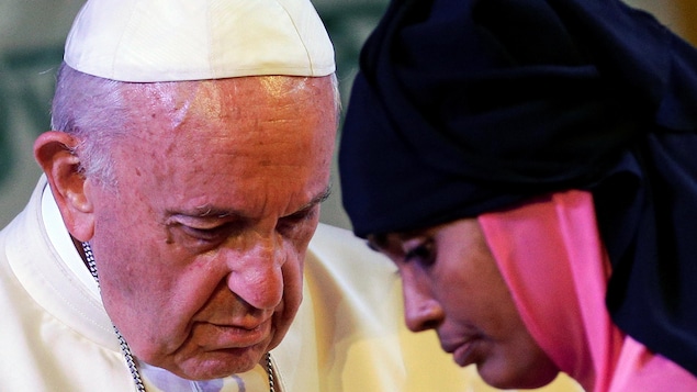 Le pape François s'entretient avec une femme.