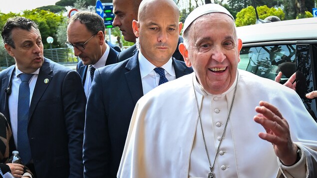 « Je suis encore vivant » : le pape quitte l’hôpital en bonne forme