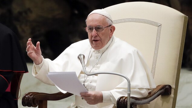 Pope Francis nakaupo at nagsasalita sa mikropono.