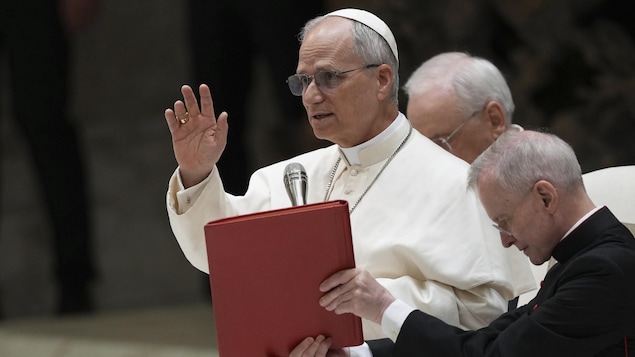 Le nouveau pape Léon lors d'une rencontre avec des membres de la presse internationale le 12 mai 2025.