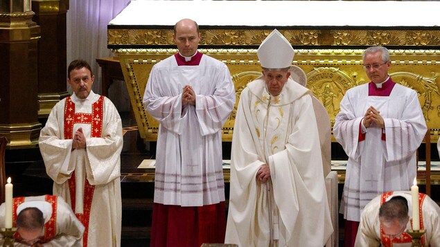 Thousands receive communion at Sainte-Anne-de-Beaupré as Pope Francis gives mass - Vimarsana News