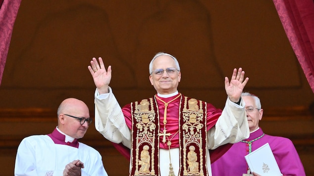 Le nouveau pape salue la foule.