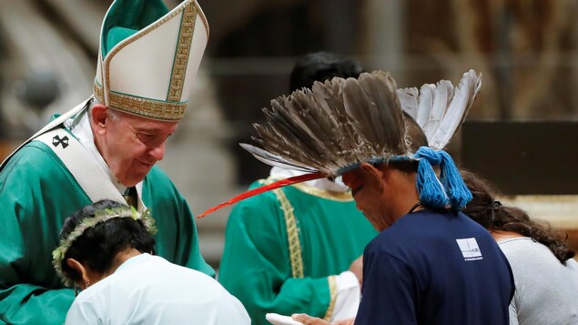 Le pape François salue les indigènes de la région amazonienne lors d’une messe d'ouverture d'un synode de trois semaines des évêques amazoniens au Vatican, le 6 octobre 2019.