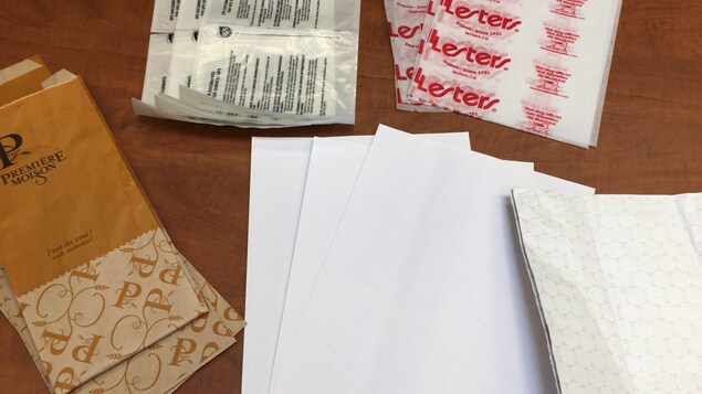 Des exemples de papiers de spécialité qui sont fabriqués à l'usine de l'arrondissement Brompton. Des exemples de papiers de spécialité qui sont fabriqués à l'usine de l'arrondissement Brompton.