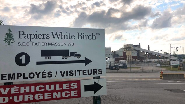 Une enseigne indique le stationnement pour les employés et les visiteurs à l'entrée de l'usine.